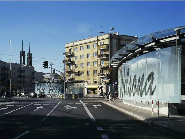 Metro Plac Wilsona Apartment ワルシャワ